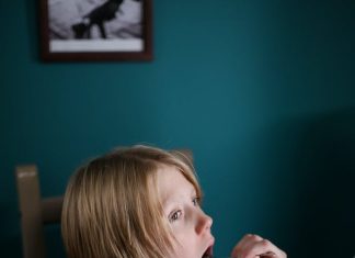 Ce que les maux de gorge signifient chez l’enfant