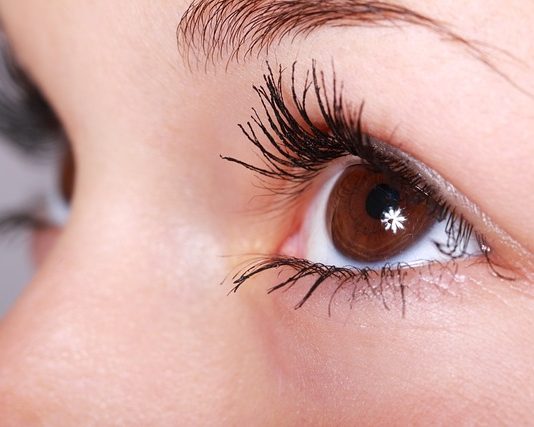 Ce que la couleur du blanc de nos yeux révèle sur notre santé